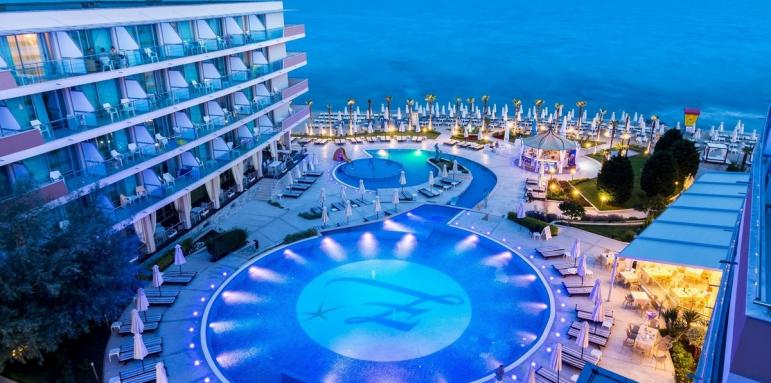Фалира 5-звезден хотел на морето. Свързан е с политик